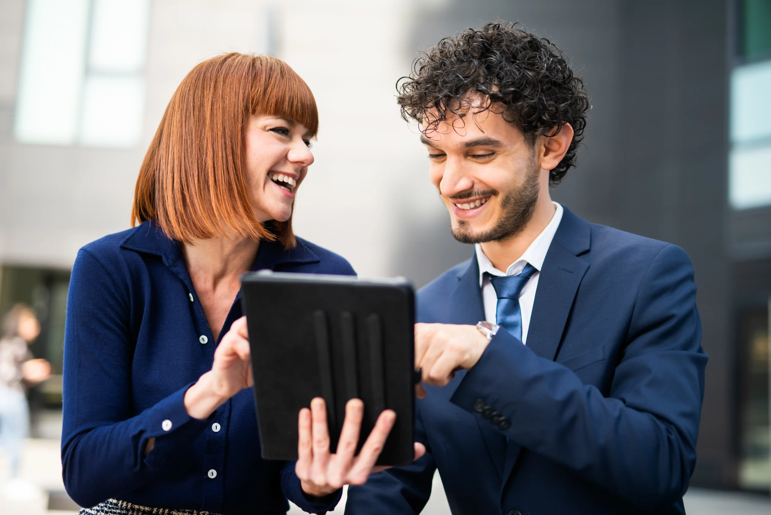 Banques Professionnelles SAP : Banques en lignes, néobanques et gratuites Homme D Affaires Et Femme D Affaires Utilisant Une Tablette Ensemble Travail D Equipe Et Concept Technologique 2 Scaled